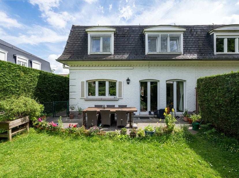 WOLUWE-SAINT-PIERRE, in de zeer gewilde wijk vlakbij Stockel, ruim huis (4 slaapkamers/2 badkamers) met een bewoonbare oppervlakte van +/- 285 m², gel