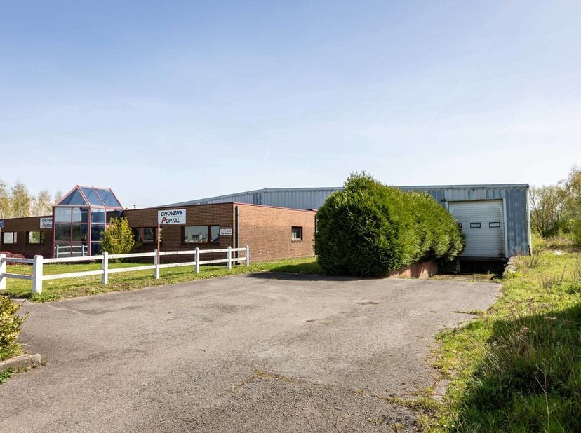 SITUATION<br />
Situé au cœur du zoning industriel de Jumet, 2ème Avenue, ce site bénéficie d’une localisation stratégique à proximité immédiate de l’