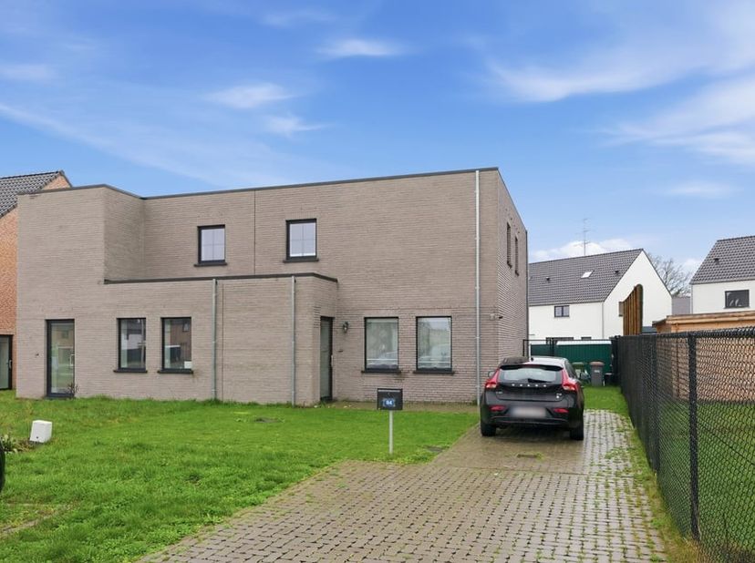 Deze recente woning bevindt zich in de rustige en groene verkaveling “Munstergaarde” in Munsterbilzen, een deelgemeente van Bilzen-Hoeselt. Dankzij de