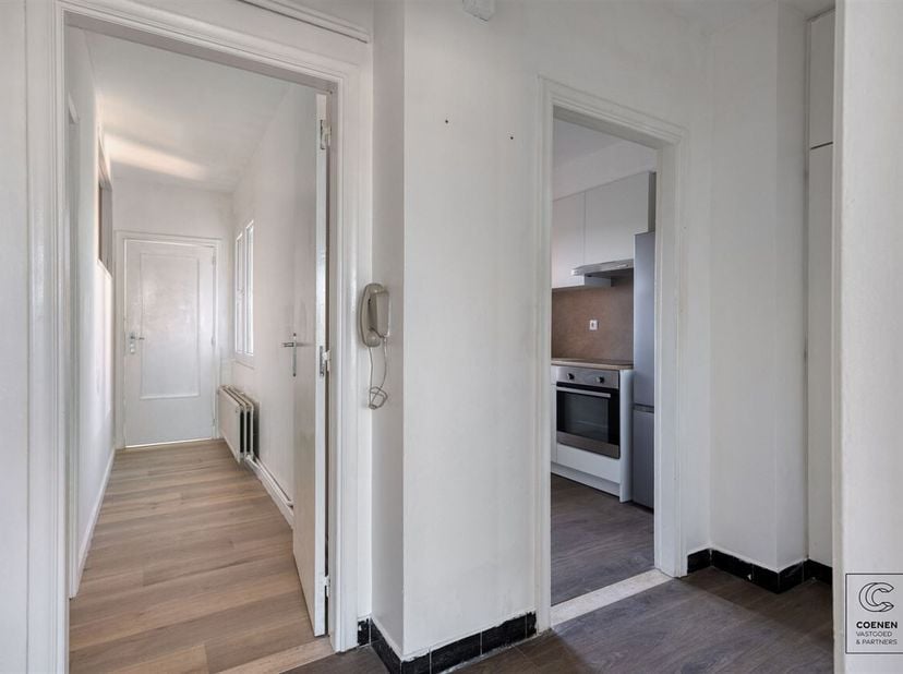 En entrant dans cet appartement bien entretenu, on accède à un agréable hall d'entrée équipé d'armoires encastrées. Depuis le hall, on accède à la cui