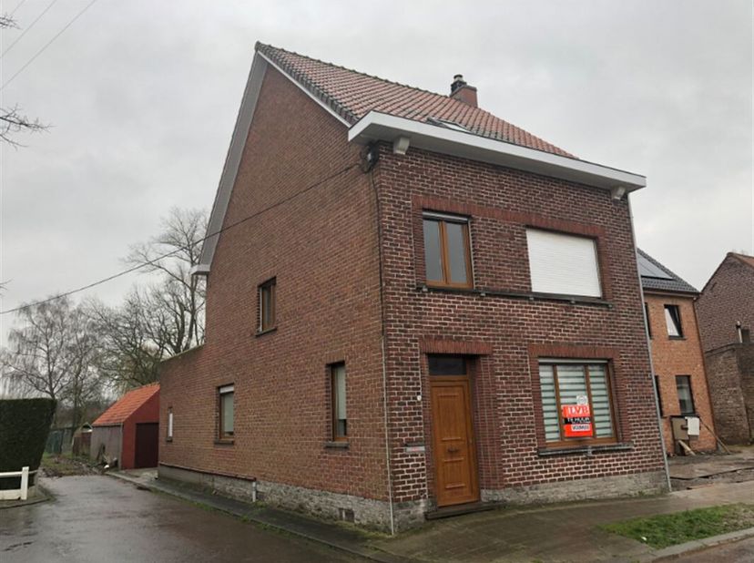 Rustig gelegen half open woning.  Inkom, ruime living, keuken, veranda, wasplaats, 3 slaapkamers, zolder, kelder, dubbele garage, tuin.  Vrij op heden