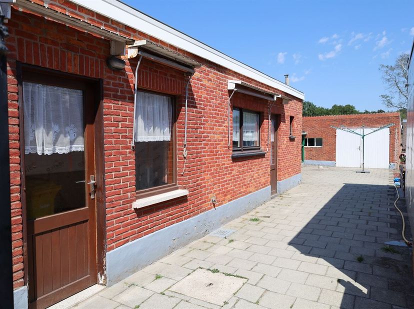 Goed gelegen te renoveren woning met 1 slaapkamer, grote garage en diepe tuin.<br />
Richtprijs: 199.000 euro<br />
We betreden de woning vooraan via