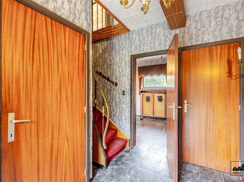 De woning (perceel 1.028 m²) biedt tal van mogelijkheden voor renovatie, uitbreiding of herbouw, binnen de geldende stedenbouwkundige voorschriften.<b