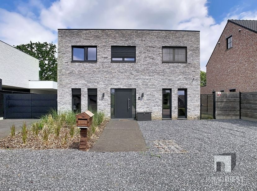 Welkom in deze moderne nieuwbouwvilla in Paal, gelegen op een royaal perceel van 1.346 m² en met een bruikbare vloeroppervlakte van 240 m².<br />
De