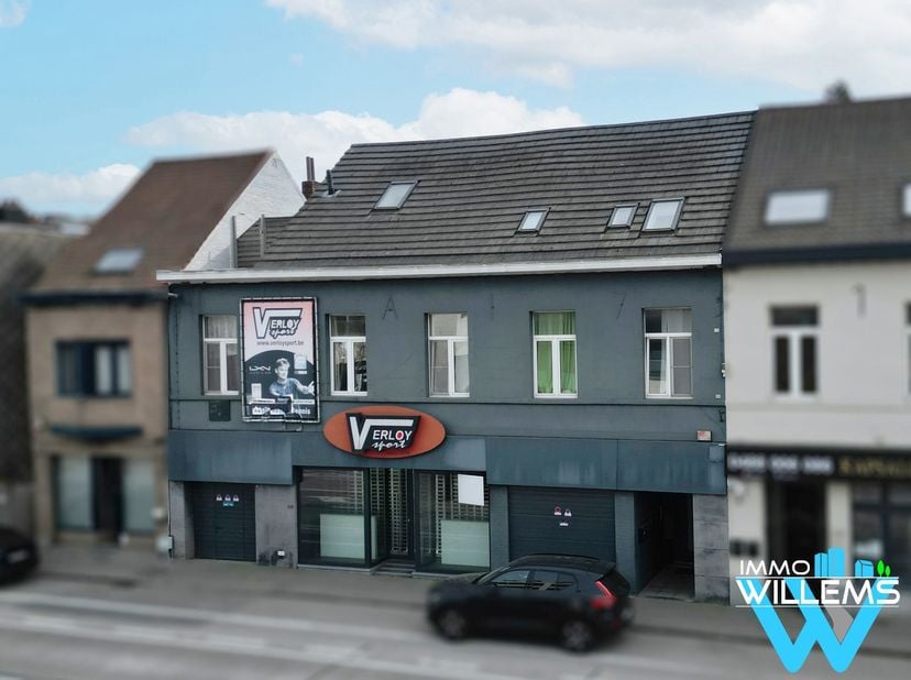 Immeuble de rapport bien entretenu, composé de 3 logements et d'un vaste local commercial avec 2 garages.<br />
Bien entretenu et prêt à emménager. De