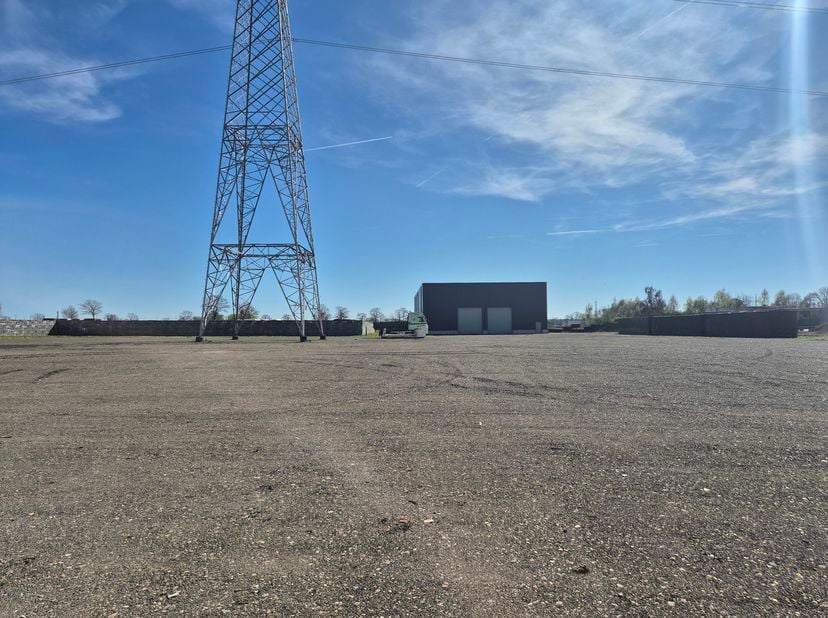 Op Industrieterrein Kanaal-Noord wordt een perceel verkocht van 1ha73a59ca met een loods van 988m². Het terrein werd genivelleerd en er werd een wadi