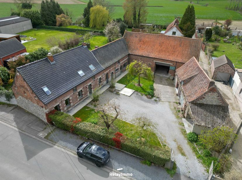 Située dans le centre du village Vezon, rue Maréchal Foch 70, cette propriété rénovée offre un ensemble immobilier complet avec de très grands volumes