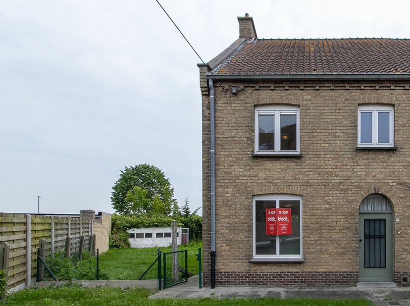 MAISON JUMELÉE - <br />
<br />
Cette maison aux fondations solides est située dans un quartier résidentiel calme, à la périphérie du centre de Furnes,