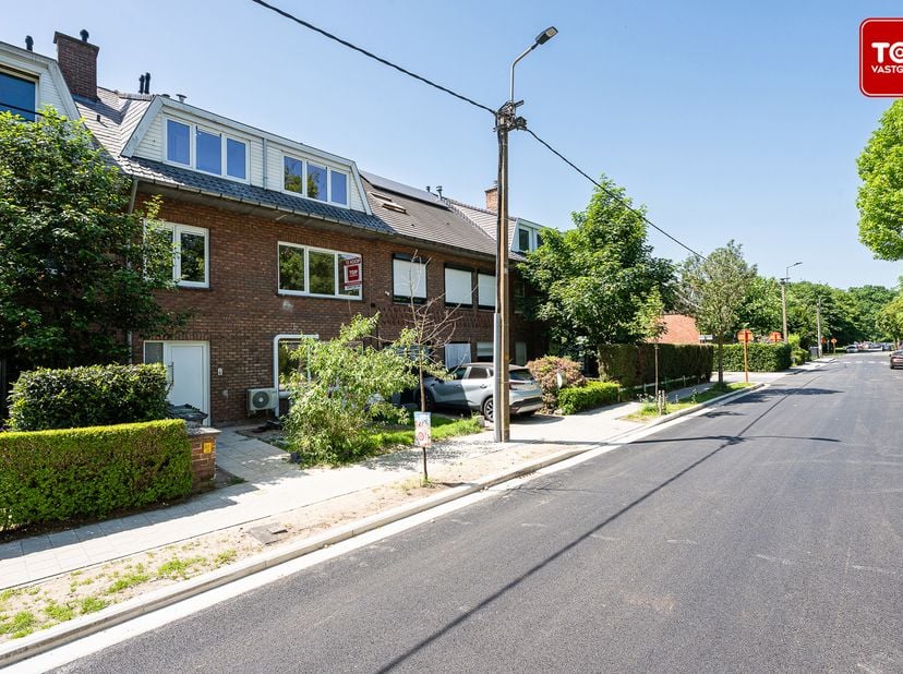 Volledig gerenoveerd appartement met 2 slaapkamers, gunstig gelegen nabij winkels, openbaar vervoer en scholen. Het appartement wordt momenteel volled