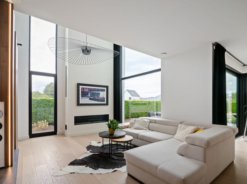 Op een uitzonderlijk rustige locatie en toch vlak bij het centrum van Begijnendijk, bevindt zich deze indrukwekkende villa die luxe, ruimte en wooncom