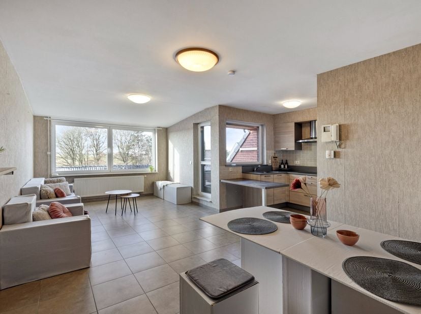 In de Kronevoordestraat in Handzame bevindt zich dit ruime en lichtrijke appartement met twee slaapkamers.<br />
<br />
Het appartement is gelegen op
