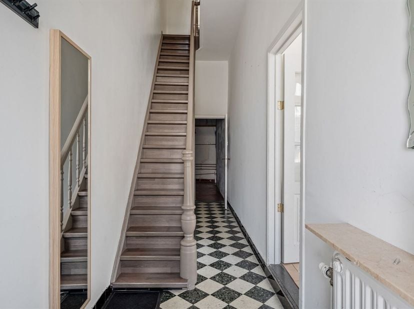 Deze gezinswoning is uitstekend gelegen aan de recent heraangelegde Lakborslei in Deurne. Dankzij de centrale ligging bevinden openbaar vervoer, winke