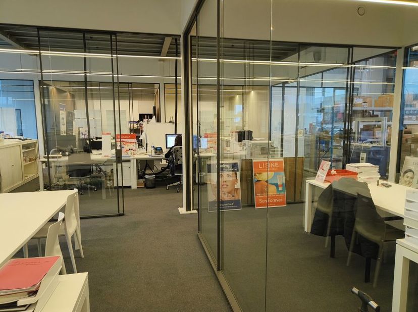 AVC Gebouw Kortrijk: Kantoor (239 m²) en magazijn (724 m²) op Evolis bedrijventerrein. Zichtlocatie E17 en all-in huurprijs.<br />
<br />
--------<br