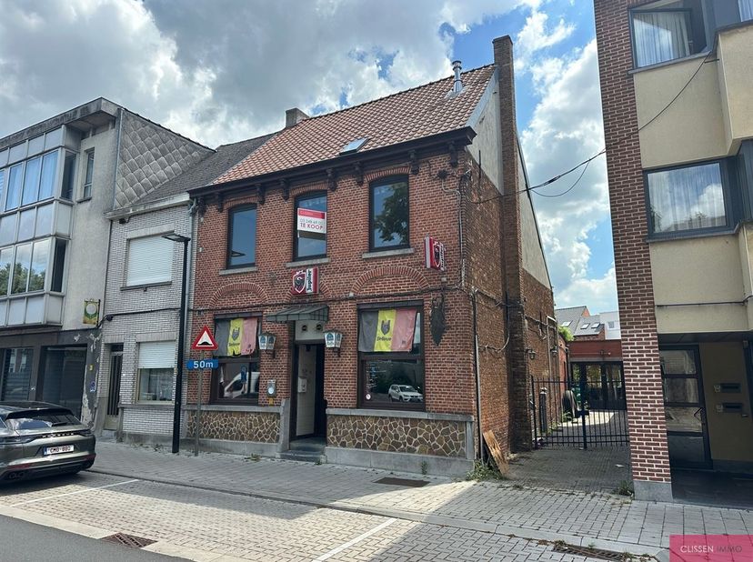 Maison de commerce à rénover avec terrasse ensoleillée. Vous recherchez un bien immobilier offrant de nombreuses possibilités ? Alors cette spacieuse