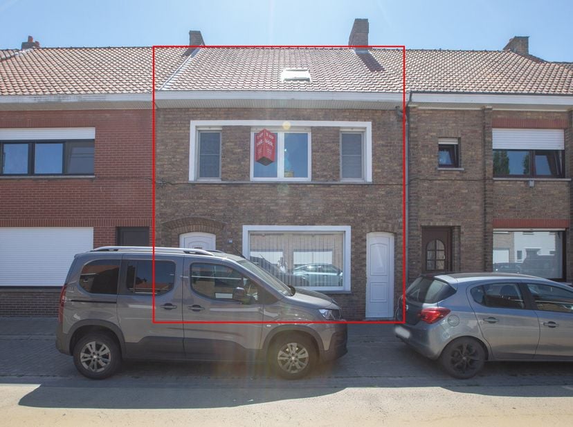 MAISON -<br />
Maison à rénover dans le quartier calme de Lissewege. Au rez-de-chaussée, vous trouverez un hall d'entrée, une salle à manger, un salon