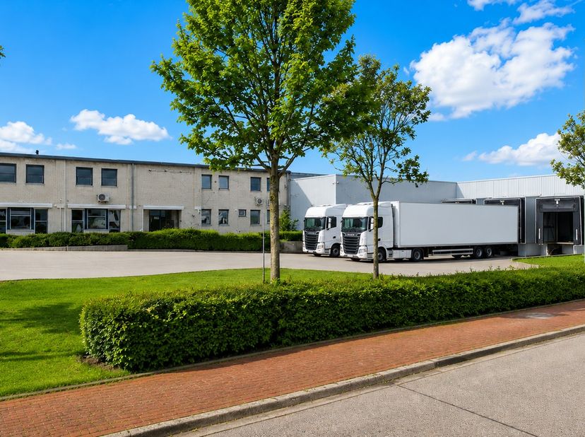 UITZONDERLIJK LOGISTIEK BEDRIJFSCOMPLEX MET KOELMAGAZIJNEN, 10 DOCKSHELTERS, KANTOREN EN CONCIËRGEWONING OP 1,48 HA<br />
Op een uitstekend bereikbare