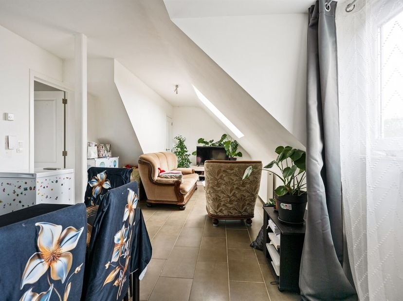 Situé à deux pas du centre de Lier, cet appartement en duplex prêt à être emménagé offre un énorme potentiel pour une maison familiale idéale. Son emp