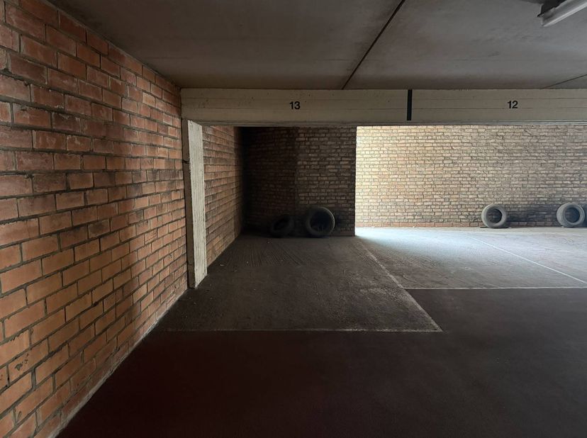 Autostaanplaats te koop te centrum Oostende in een afgesloten parkeercomplex gelegen op de kruising van de Christinastraat en Jozef II-straat. <br />
