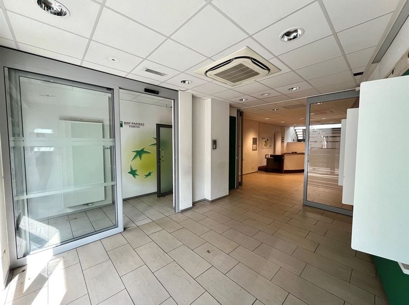 Handelsgelijkvloers in hartje Leopoldsburg <br />
<br />
Ligging: <br />
Het pand is gelegen in het bruisende centrum van Leopoldsburg. Er is een v