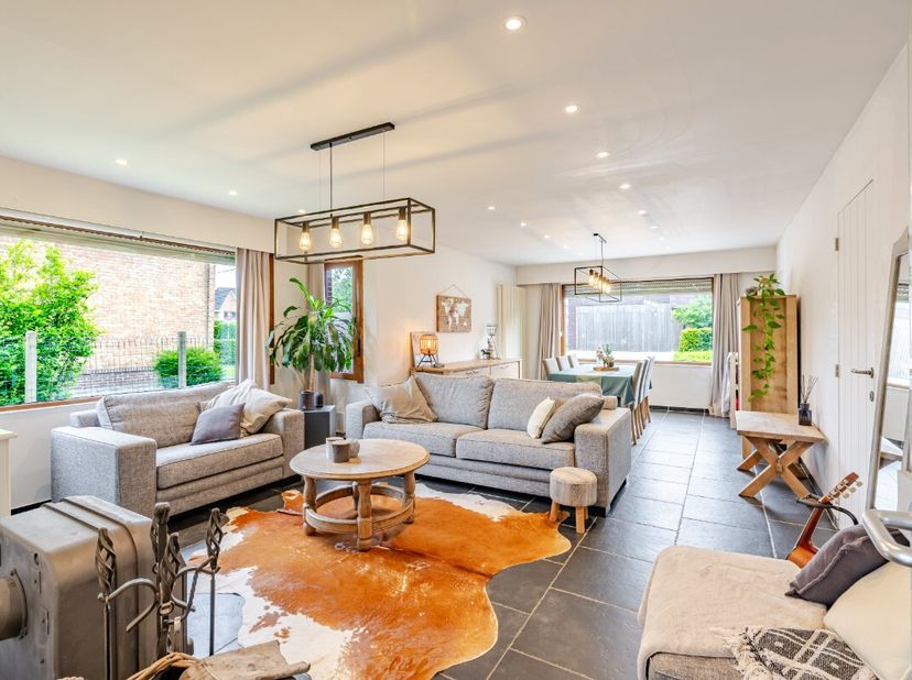 Ligging &amp; indelingIn Assenede bevindt zich deze verzorgde en recent gerenoveerde woning met een statige uitstraling en een bijzonder aangename ligging