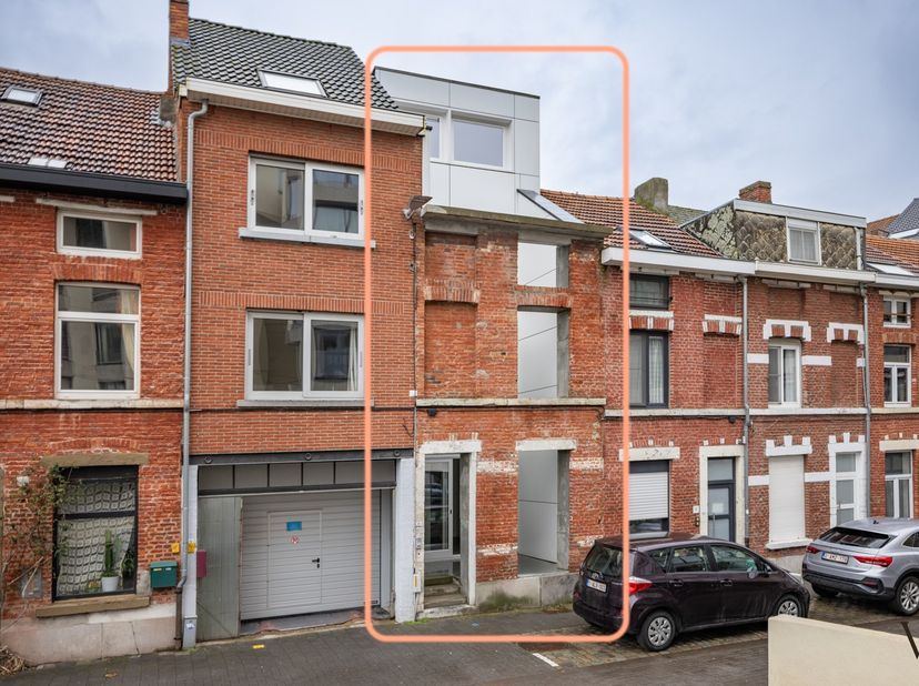 In het centrum van de stad, op wandelafstand van station, winkels en horeca, bevindt zich deze uitzonderlijke architectenwoning met loftallure. Achter