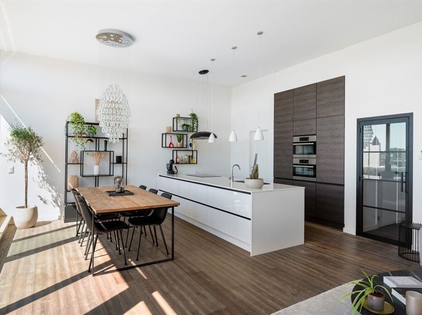 Exclusief appartement met 2 slaapkamers, 2 ruime terrassen en autostaanplaats<br />
Ligging:<br />
Het appartement bevindt zich op een gunstige locati