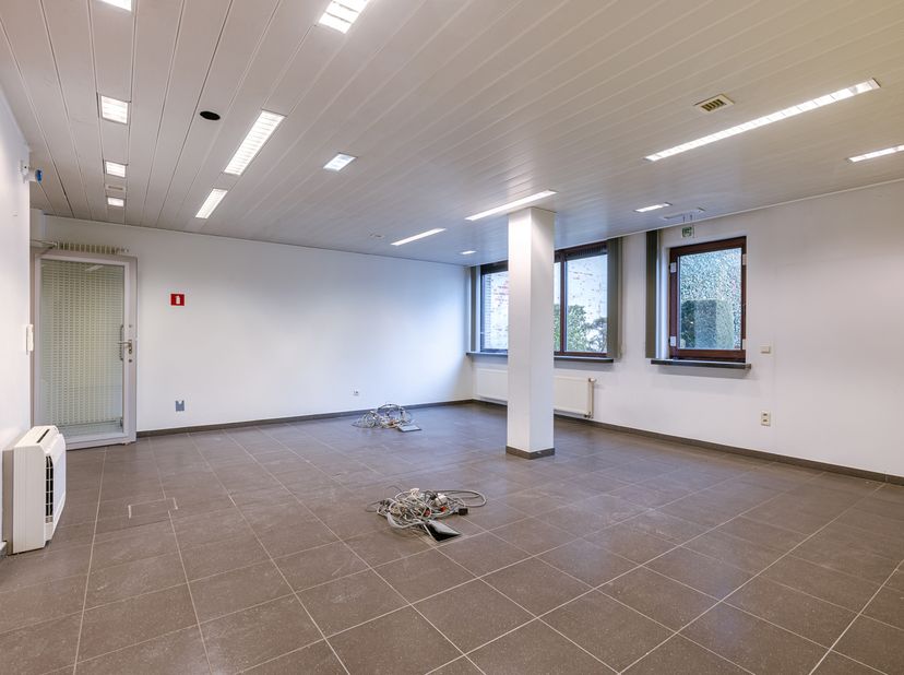 In het centrum van Lebbeke huisvest dit op te frissen handelspand met tal van mogelijkheden.<br />
- Bruikbare oppervlakte van 434m²;<br />
- AAA comm
