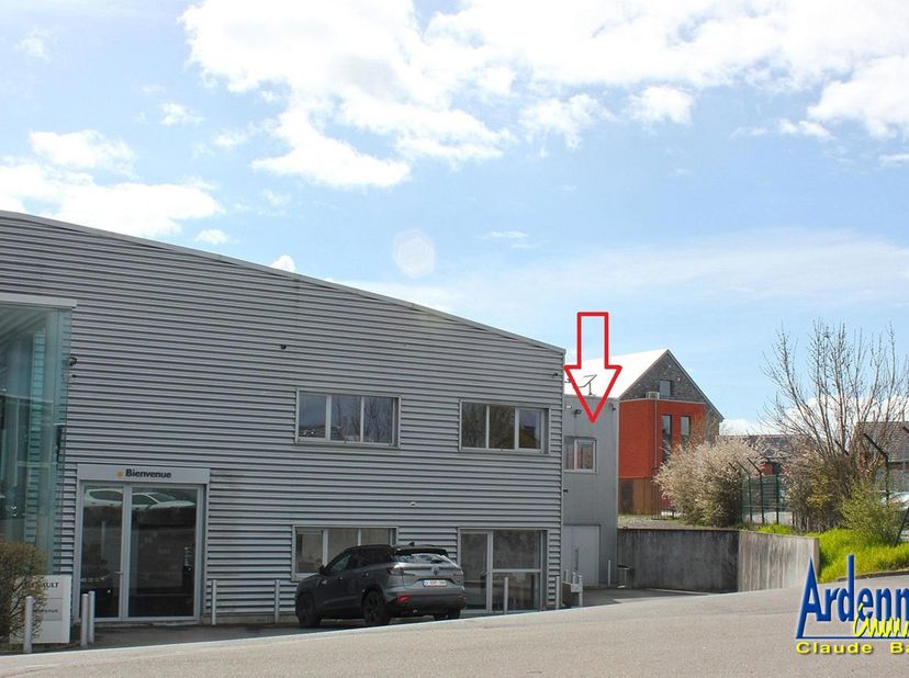 Rez: hal met trappen.<br />
Etage +1: hal - trappenhuis = bergruimte, inkom, wasruimte, woonkamer salon - eetkamer – uitgeruste keuken (vaatwasautomaa
