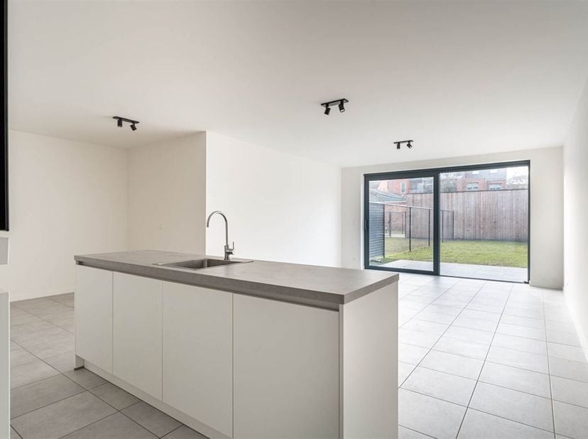 Welkom in Residentie Mosa, een kwalitatieve residentie op een bijzonder gegeerde locatie in Hasselt. Gelegen aan de Maastrichtersteenweg 127 woont u h