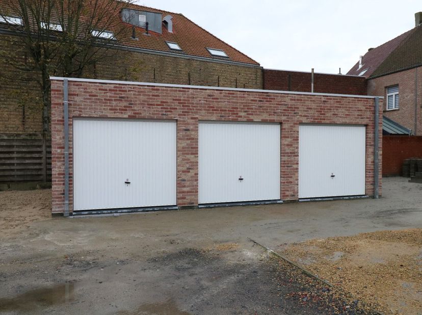 Garagebox vlakbij centrum van Koekelare op privaat terrein.<br />
Beschikbaar vanaf 1 augustus 2026.