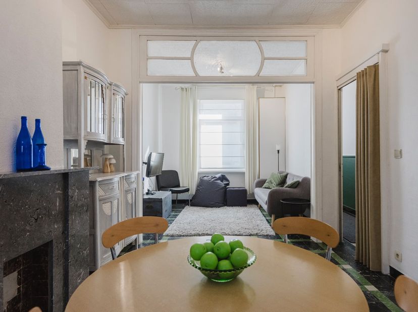 Op zoek naar een tijdelijke thuis in Kortrijk? Deze volledig gemeubelde woning combineert een centrale ligging met het comfort dat je nodig hebt voor