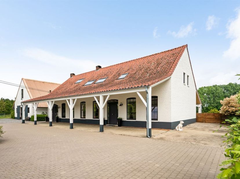 Prachtige hoeve met een vergund bijgebouw van 186m² op een uniek perceel van maar liefst 39.900m². Gelegen in het groen, in een doodlopend straatje en