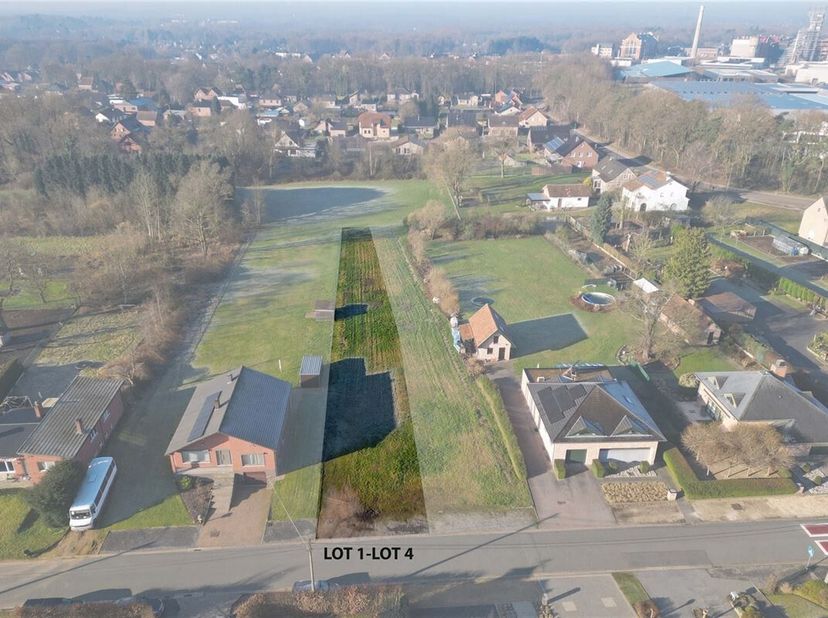Rustig gelegen bouwgrond voor halfopen bebouwing van 9a14ca - zuidwestelijke oriëntatie <br />
Omgeving: <br />
+ Rustige woonwijk in een groene omgev