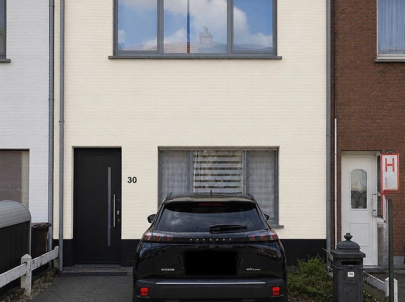Schoten Donk ruim gerenoveerd huis met voor- en achtertuin<br />
<br />
Gerenoveerde woning Schoten Donk, zeer goed en rustig gelegen woning dicht bij