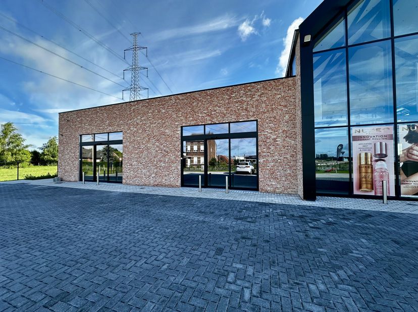 Idéalement située à proximité de la E429, non loin du centre de Tubize, sur un axe fortement fréquenté et à l'endroit du futur contournenment Nord, be