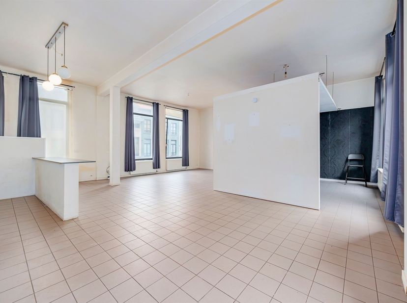 Cet appartement est situé au premier étage de Minderbroedersrui à Anvers, entre la Sint-Paulusstraat et la Lange Koepoortstraat. L'emplacement est par