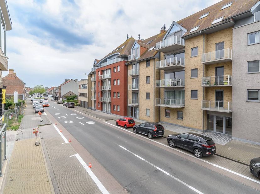 Op een boogscheut van buurtwinkels, ziekenhuis, scholen, openbaar vervoer en de markt van Veurne vinden we dit verzorgd appartement (2006) te huur. He