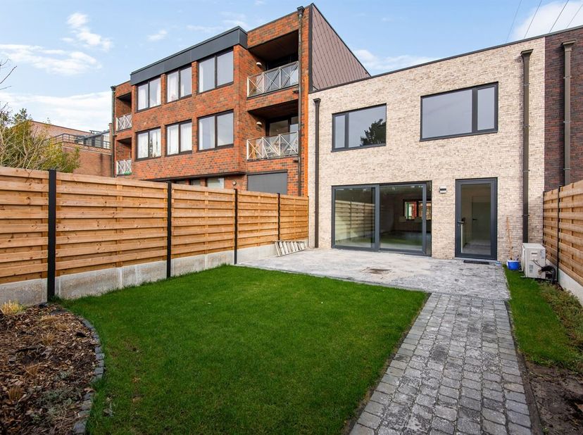 Prachtige nieuwbouwwoning (180m²) voorzien van 3 slaapkamers op een perceel van (280m²) voorzien van alle comfort en hedendaagse technieken met aparte