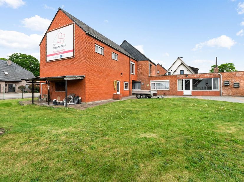 Ruime woonst (6slpk) met tal van mogelijkheden<br />
Het betreft een veelzijdig en ruim pand met tal van mogelijkheden, ideaal als kangoeroewoning, co