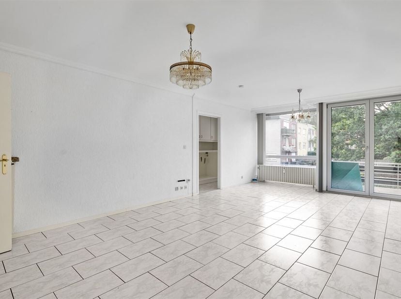 Appartement met 2 slpks en terras <br />
Dit appartement ligt aan de Bisschoppenhoflaan in Deurne, een locatie die zowel praktisch als centraal is. In