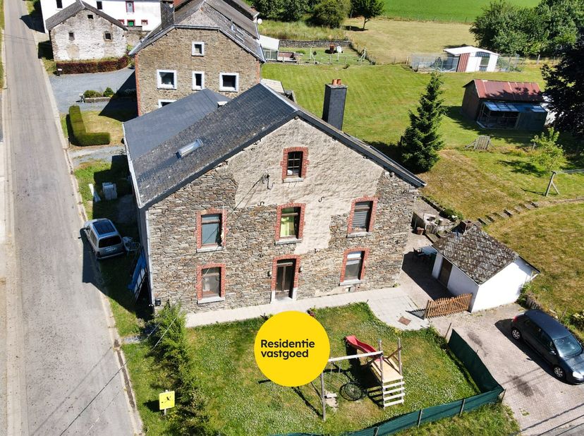 Gelegen in het rustige dorp Tavigny, midden in het groen van de Belgische Ardennen en op korte afstand van Houffalize, geniet deze eigendom van een aa