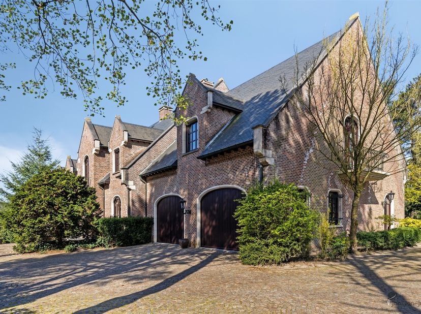 Villa luxueuse avec espace et confort inédits, un joyau unique à Eindhout<br />
<br />
Entrez dans cette villa exceptionnelle d'une surface habitabl