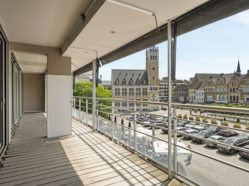 Dit verder af te werken appartement is gelegen op de Grote Markt van Roeselare<br />
Momenteel is dit nog ingedeeld als handelspand.<br />
De indeling