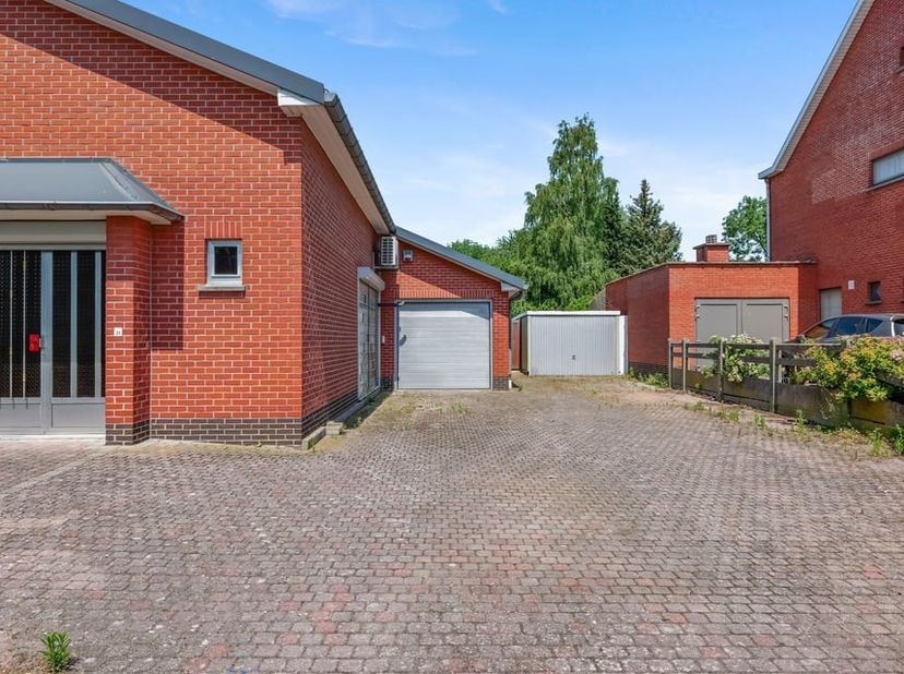 Deze open bebouwing, gelegen aan de Rijkelstraat 31 in Tongeren-Borgloon, werd gebouwd in 1974 en biedt met een bewoonbare oppervlakte van 245 m² alle