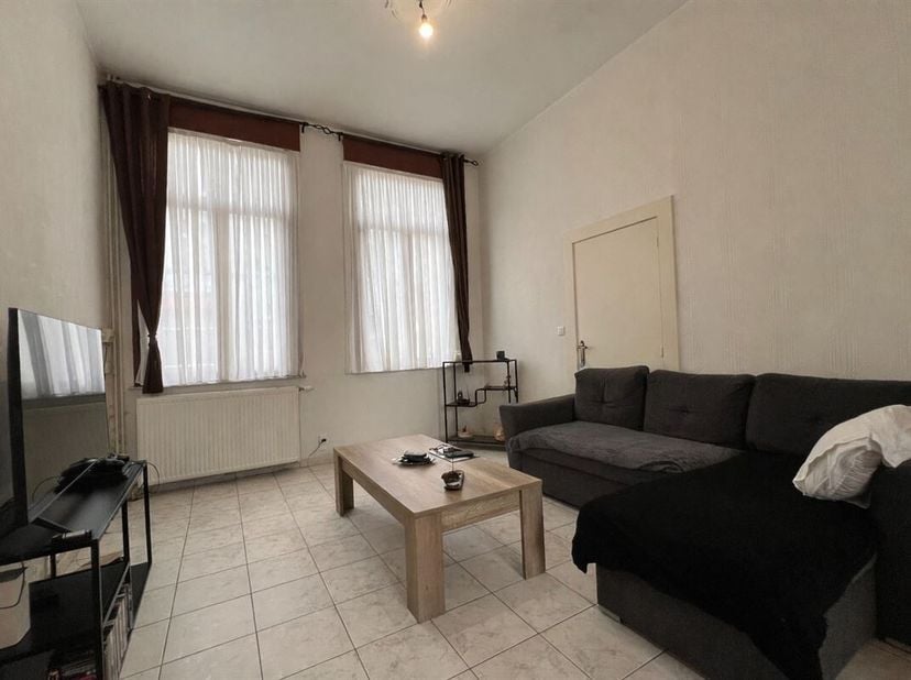 Henro-Immo vous présente cette maison mitoyenne située à deux minutes de la gare de Tournai.<br />
Elle se compose d'un hall d'entrée déservant la piè