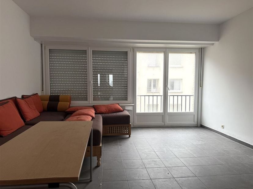 Ongemeubeld appartement met 2 slaapkamers te huur in het centrum van Westende-Bad.<br />
Het is gelegen op de 3de verdieping zonder lift.<br />
Indeli