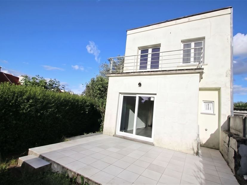 Sympathique maison, agréablement située aux abords immédiat de la ville, 2 chambres de bonnes dimensions, récente salle de bains avec baignoire en oli