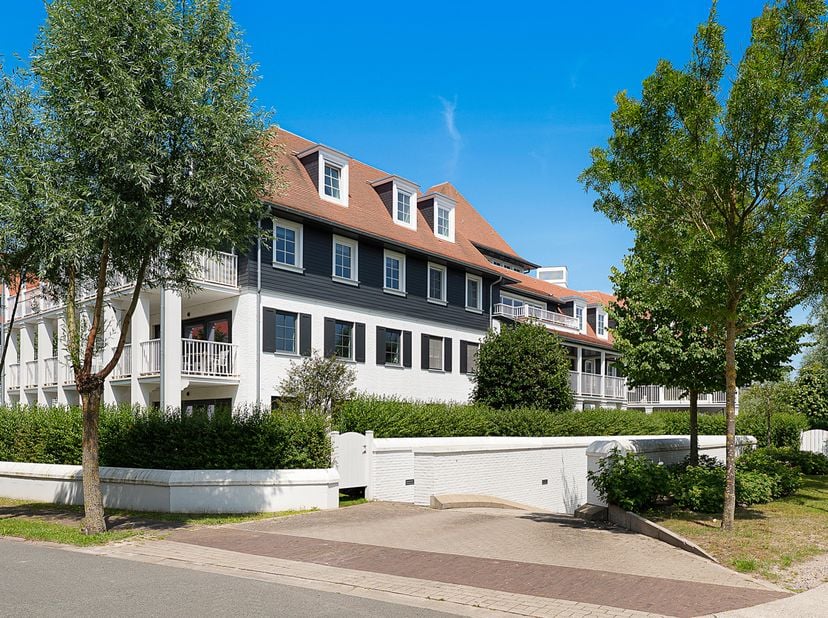 In de gegeerde wijk Duinenwater, uitstekend gelegen in een kleinschalige villaresidentie, bevindt zich dit recente appartement van 2016 met een aangen
