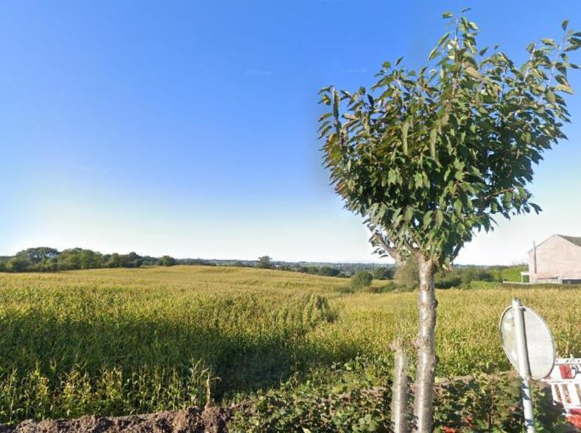 TERRAIN A BÂTIR<br />
<br />
Terrain à bâtir dans un lotissement situé en lieu-dit Froidthier d'une superficie mesurée de 1811 mètres carrés.<br />
<b
