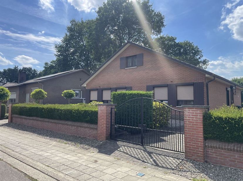 Open bebouwing op een rustige locatie in een doodlopende straat te Genk<br />
Deze charmante vrijstaande woning is gelegen op een mooi perceel van mee